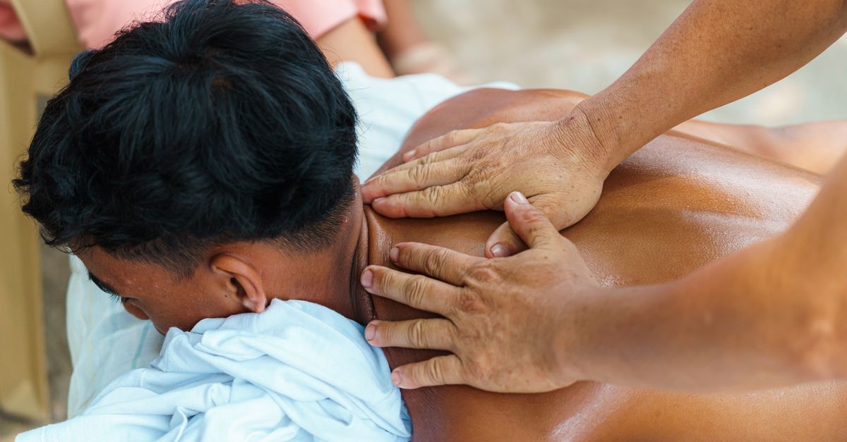 Massagem relaxante nas costas e nos ombros, em atendimento em Santo André