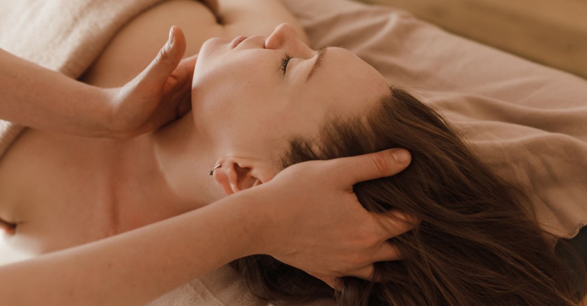 Massagem terapêutica no pescoço para aliviar a tensão, em Santo André