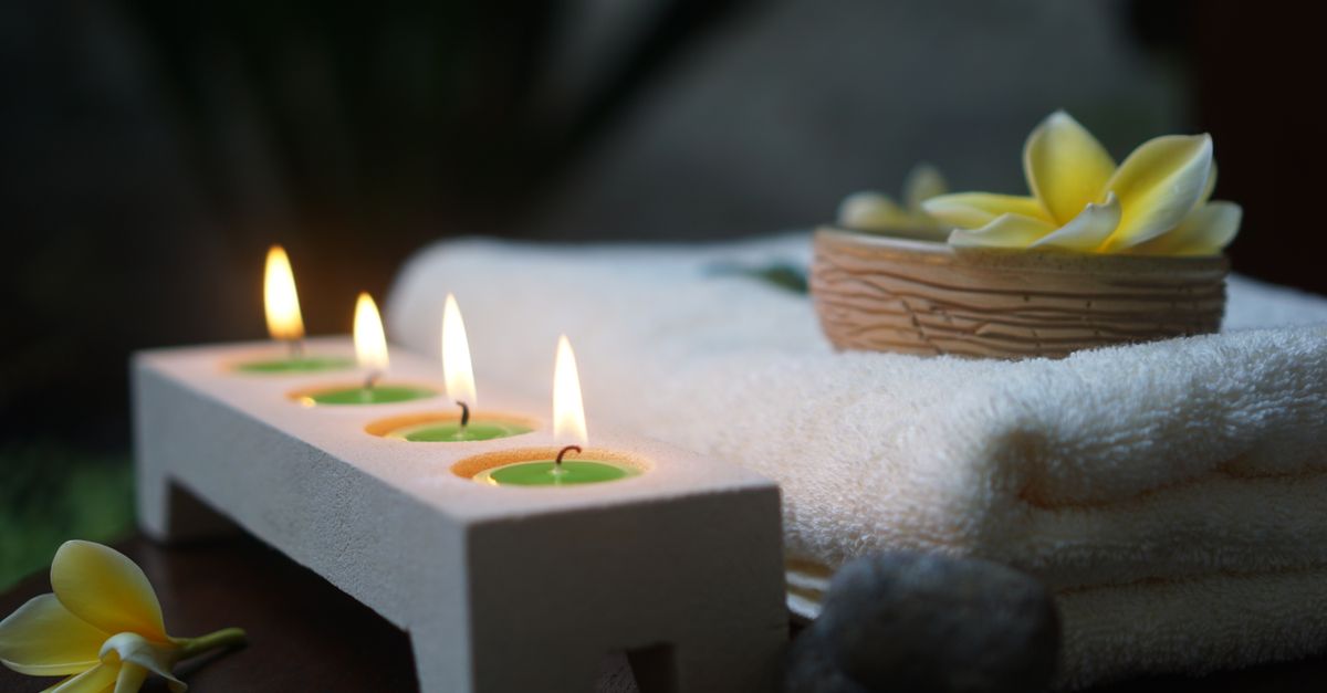 Velas e toalhas em um ambiente tranquilo de relaxamento e bem-estar